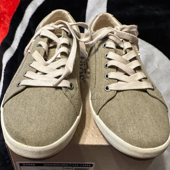 Gently used (for two weeks) army green Taos sneakers - Picture 5 of 8
